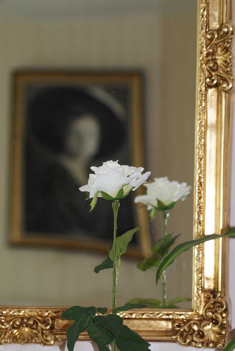 Blume vor Porträt der Charlotte von Kusserow