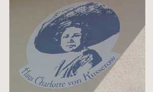 Haus Charlotte von Kusserow: Logo an der Aussenwand